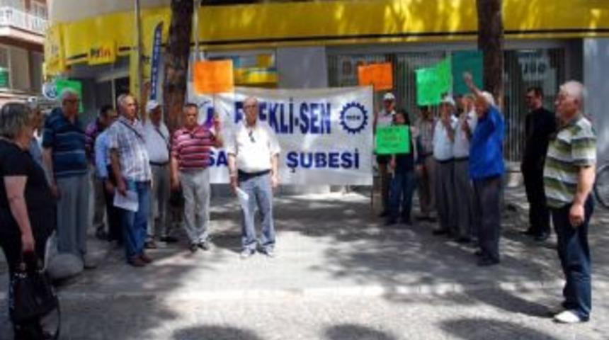 Sendika &Uuml;yelerinden "kapatma Davası" Protestosu