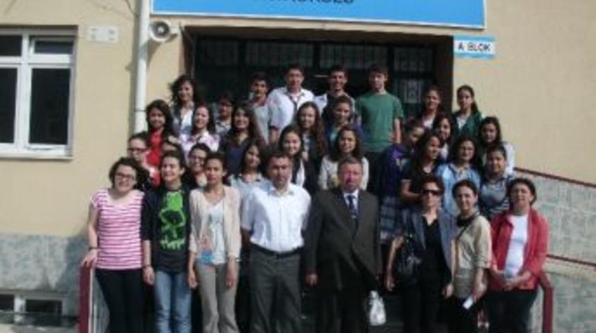 Lisesi &Ouml;ğrencilerinden K&ouml;y Okullarına Yardım