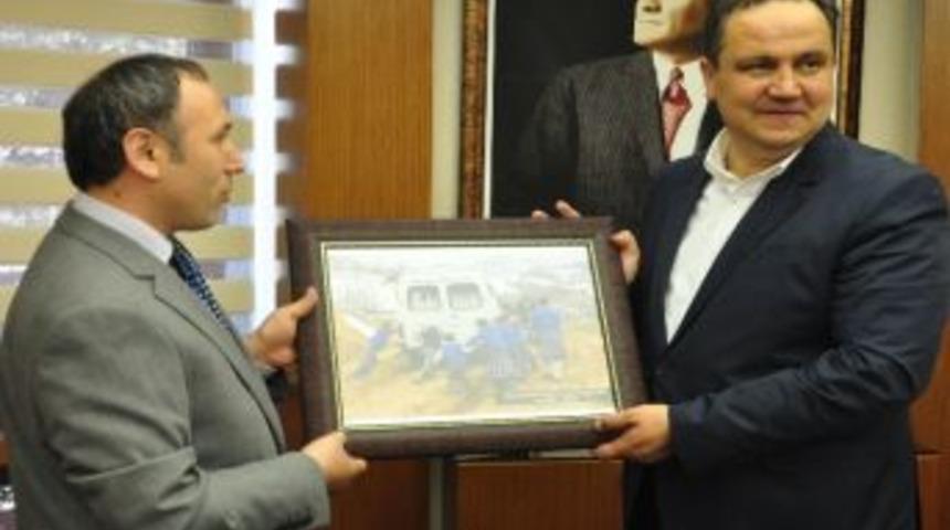 İha&rsquo;dan Belediye Başkanı Aksu'ya &Ouml;d&uuml;ll&uuml; Fotoğraf