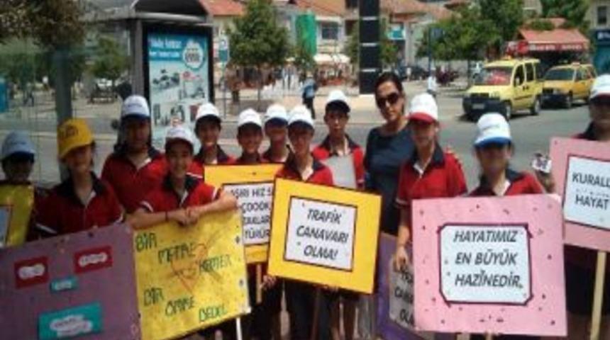 &Ouml;ğrencilerden Trafik Haftası Y&uuml;r&uuml;y&uuml;ş&uuml;