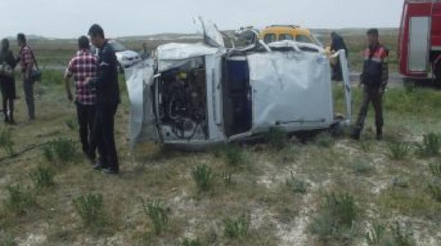 Otomobil Takla Attı: 2 &Ouml;l&uuml;, 8 Yaralı