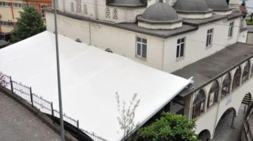 Bozhane Camii'nin Avlusu Kapatıldı