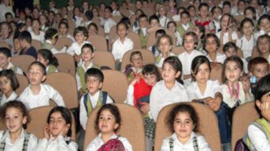 Suriyeli &Ccedil;ocuklar Tiyatroda Buluştu