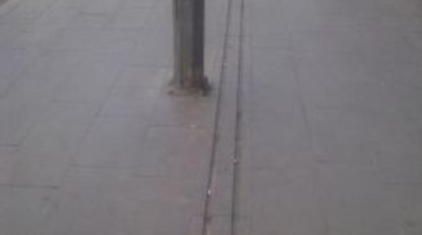 Yeni Yapılan Kaldırımlardaki Engelli Yolları Engel Dolu