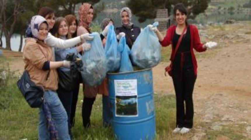 Uşak &Uuml;niversitesi &Ouml;ğrencileri &Ccedil;&ouml;p Topladı