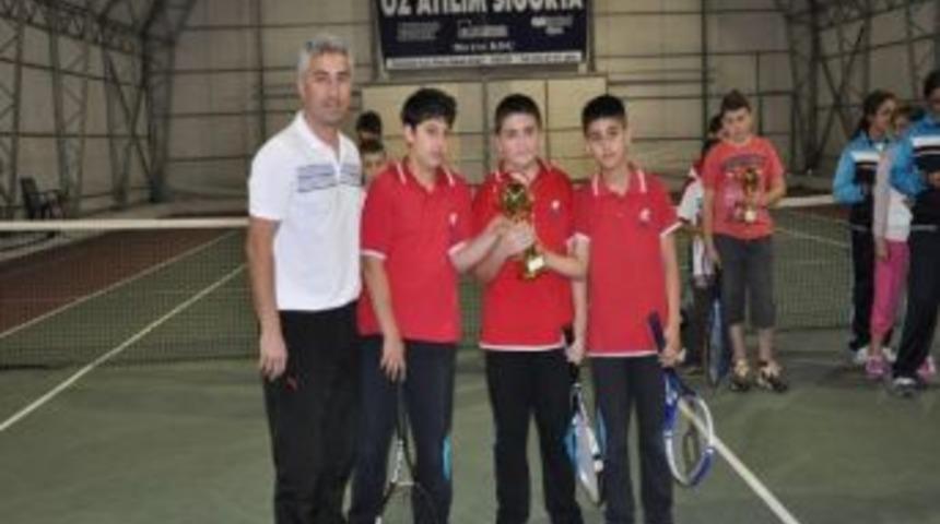 K&uuml;&ccedil;&uuml;kler Tenis Turnuvası &Ouml;d&uuml;lleri Verildi