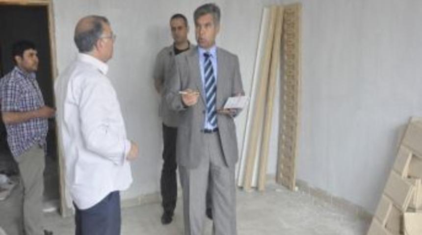 Siverek Kaymakamı Yapımı S&uuml;ren K&ouml;y Yollarını İnceledi