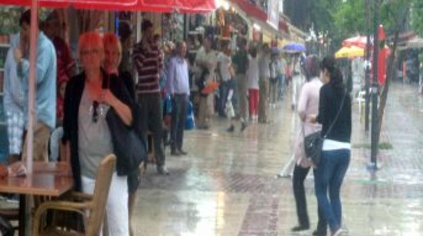 Kuşadası'nda Mayıs Yağmuru G&uuml;nl&uuml;k Hayatı Etkiledi