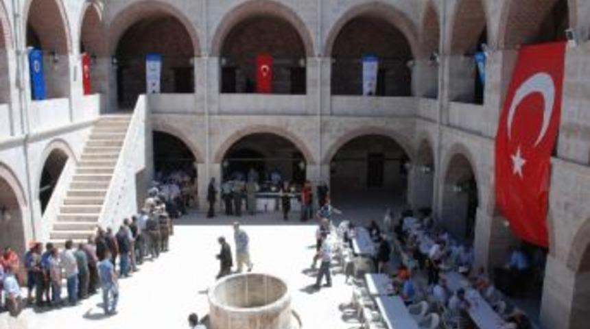 Deveciler Hanı'nda 2 Bin Kişiye Yemek İkramı