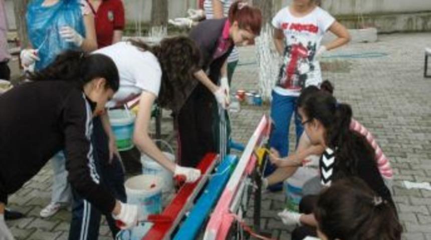 &Ouml;ğrenciler Okul Bah&ccedil;esini Rengarenk Yaptı