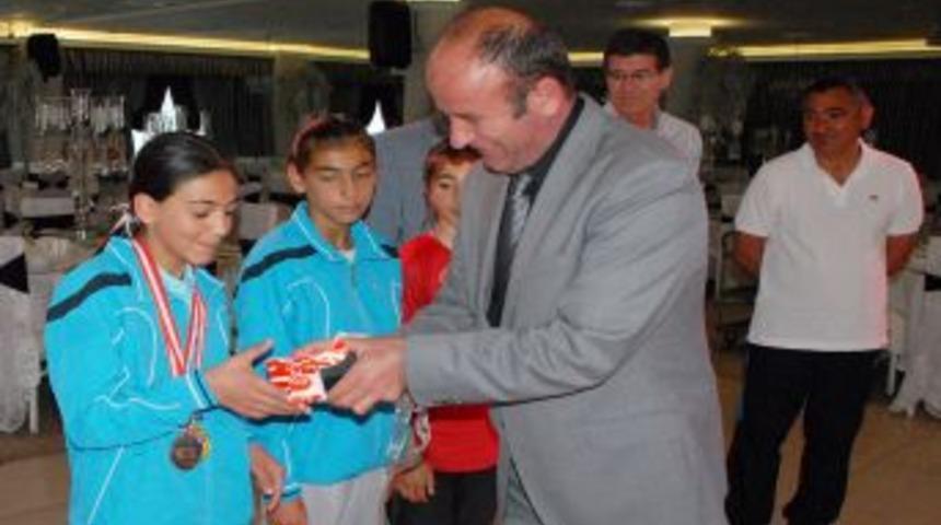 Şampiyon &Ccedil;ocuklar &Ouml;d&uuml;llendirildi