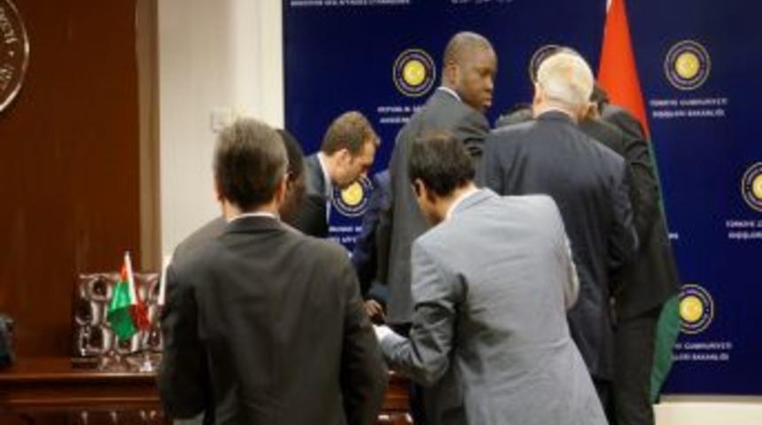 Burkina Faso'lu Bakan, Basın Toplantısı Sırasında Baygınlık Ge&ccedil;irdi