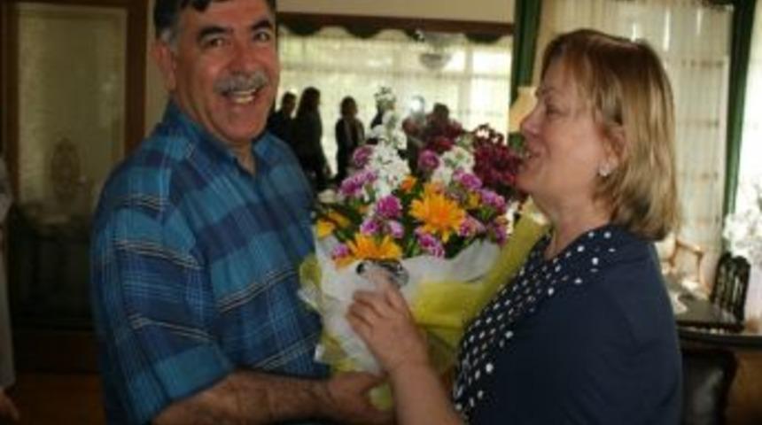 Vali Yılmaz Ş&uuml;kran &Ouml;ney&rsquo;in Anneler G&uuml;n&uuml;n&uuml; Kutladı