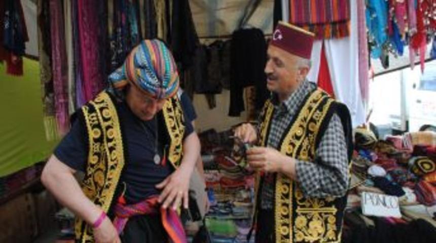 Turistler, Giydiği Elbiselerle Sel&ccedil;uklu Ve Osmanlı D&ouml;nemine Yolculuk Ediyor