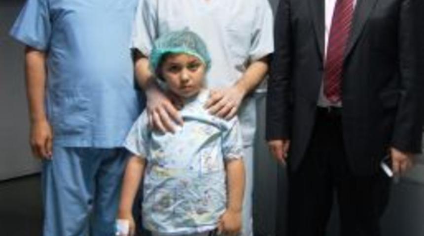 Polisler Kampanya D&uuml;zenledi Minik Zeynep Şaşılıktan Kurtuldu