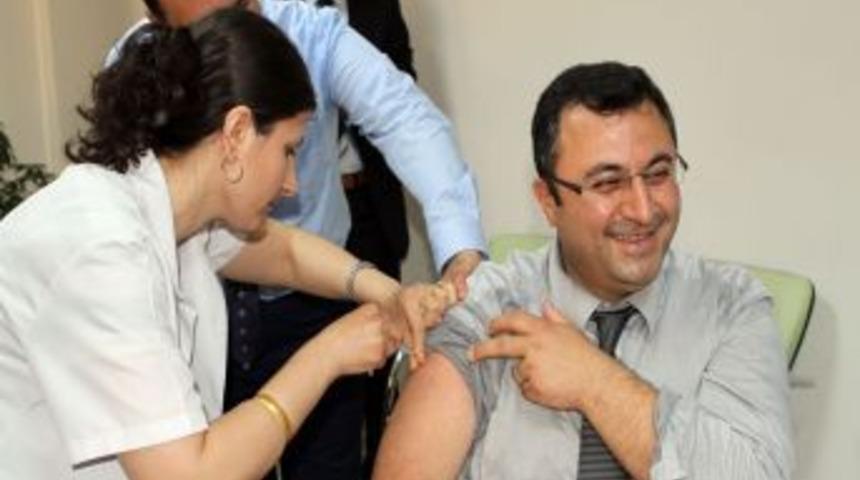 Muğla&rsquo;da Milletvekili Ve Basın Mensupları Aşılandı