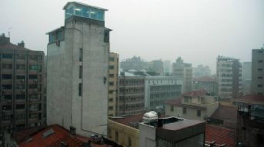 İzmir&rsquo;de Sağanak Yağmur Havayı Erkenden Kararttı