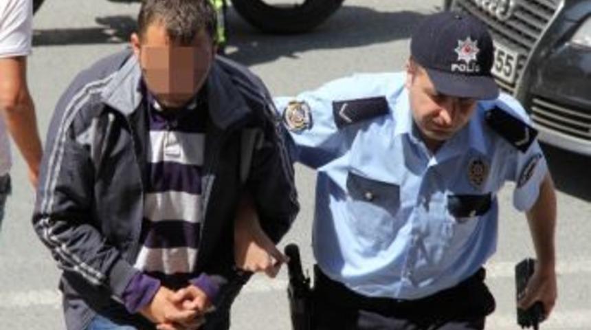 Telefonunu &Ccedil;alan Hırsızı Caminin Bah&ccedil;esinde Yakaladı