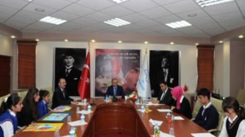 Vali Karaloğlu Başarılı &Ouml;ğrencileri &Ouml;d&uuml;llendirdi