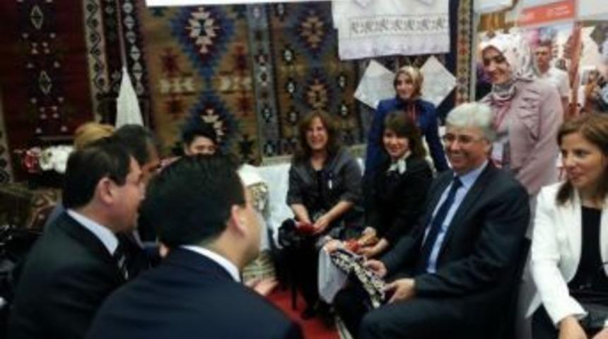 '81 İl Kadın El Emeği Sergisi'nin Kars Standında Ev Sahipliğini Vali Yaptı