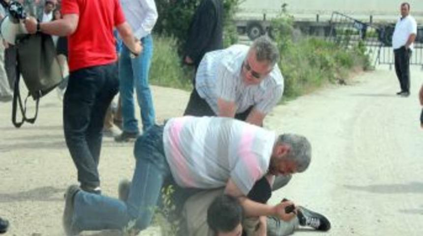 Eylemciler Polisle &Ccedil;atıştı, Yaralı Polisler Var