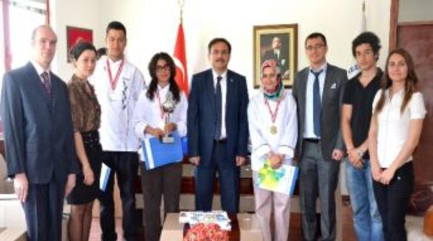 Rekt&ouml;rden Aş&ccedil;ı &Ouml;ğrencilere Tebrik