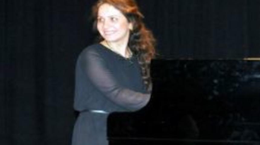 Azeri Piyanist Kulakların Pasını Sildi