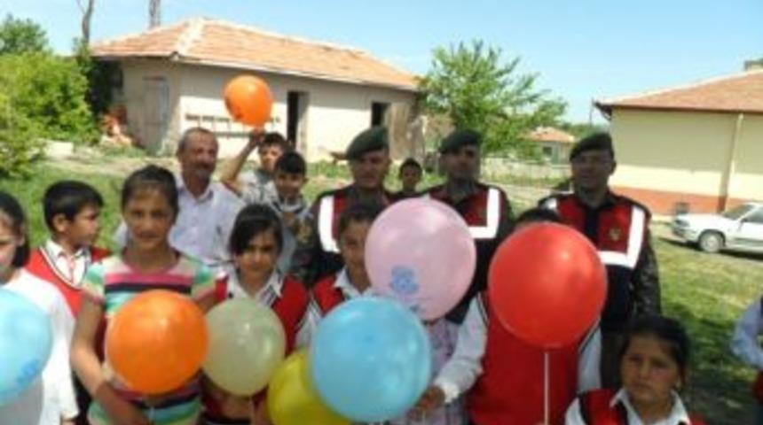 Jandarma, Trafik Haftasını &Ouml;ğrencilerle Kutladı