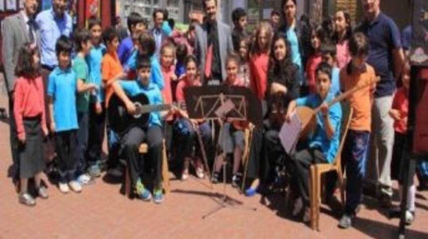 Minik &Ouml;ğrenciler Resimlerini Sergiledi