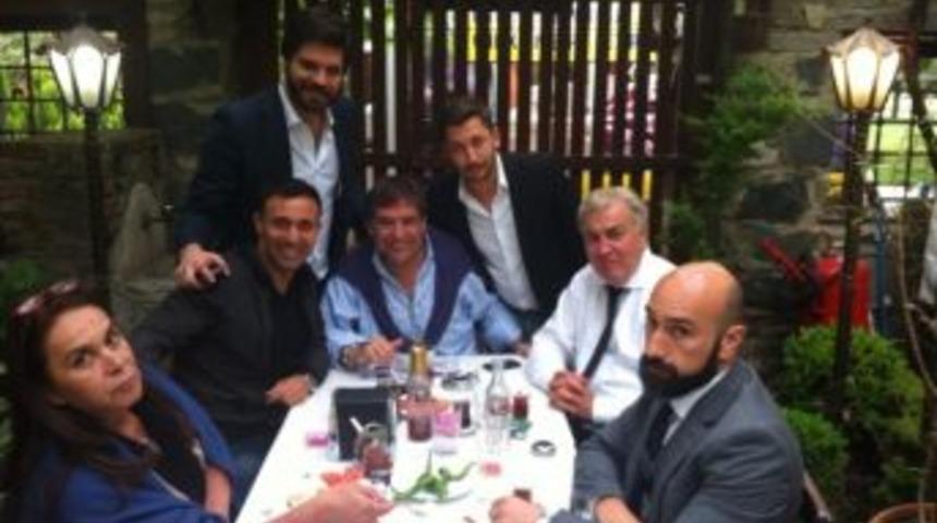 Mustafa Sandal Dostlarıyla Kebap Keyfi Yaptı