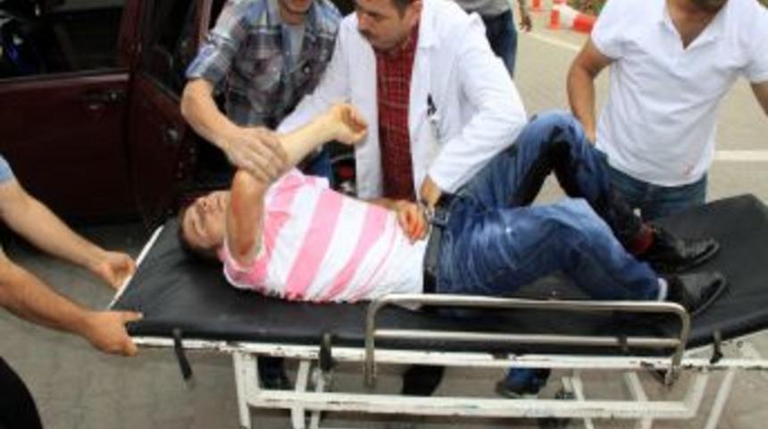 Komşusunu 5 yerinden bı&ccedil;akladı