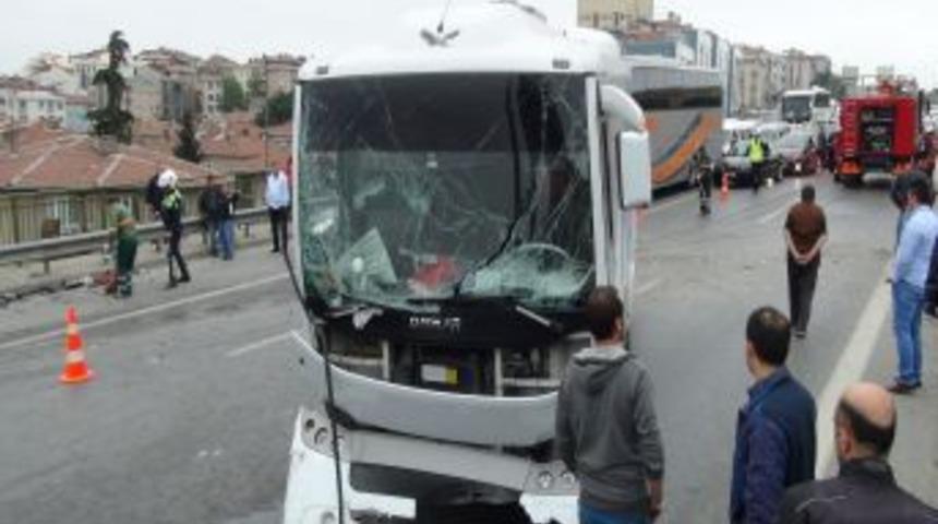 İstanbul'da Karşı Y&ouml;ne Ge&ccedil;en Servis Otob&uuml;s Faciası