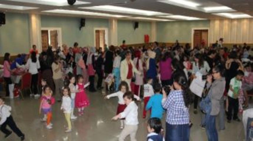 Biriktirdikleri Har&ccedil;lıklarla Annelerine Hediye Aldılar