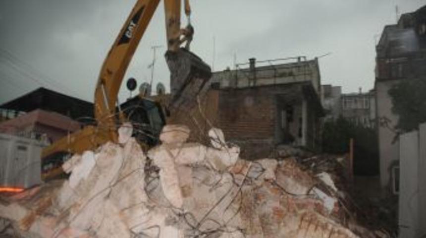 &Ccedil;&ouml;ken Balkonun Altında Kalan Yaşlı Adam &Ouml;ld&uuml;