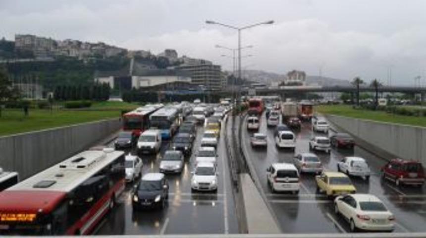 İzmirlilerin Belediye Isyanı: &ldquo;10 Dakika Daha Yağmur Yağsa Hepimiz Boğulurduk&rdquo;