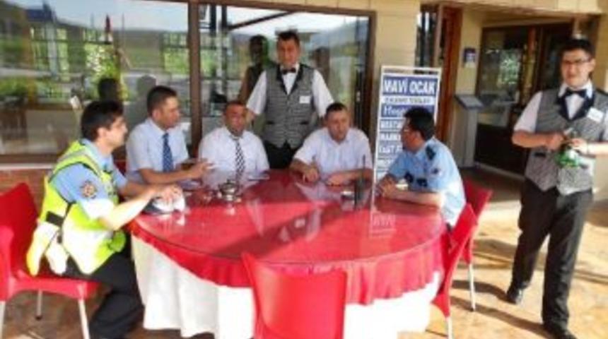 Trafik Polislerinden S&uuml;r&uuml;c&uuml;lere Leblebi