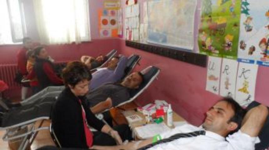 Alaplı merkez okulu kan bağışında bulundu