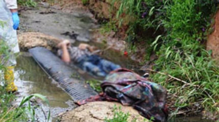 Oğlunu kanalizasyonda &ouml;l&uuml; buldu