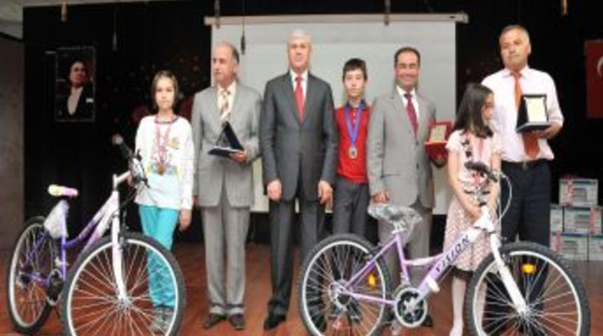 Uşak &Uuml;ftade Koleji Başarılı &Ouml;ğrencileri &Ouml;d&uuml;llendirdi