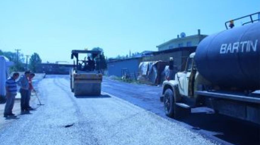 Belediye ekipleri sanayi yollarını asfaltlamaya devam ediyor