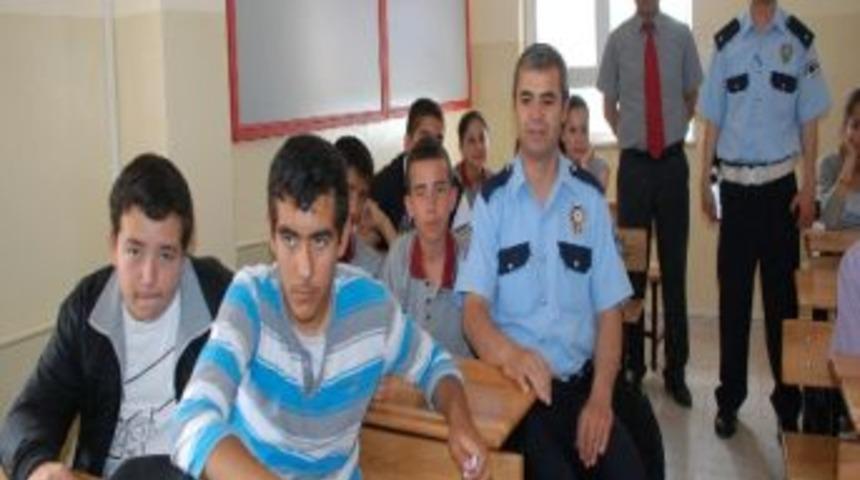 Her Eve Bir Trafik Polisi