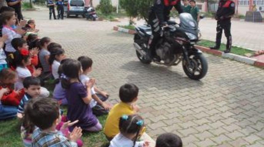 Tunag&uuml;r Anaokulu &Ouml;ğrencileri, Polisi &Ccedil;ok Sevdi