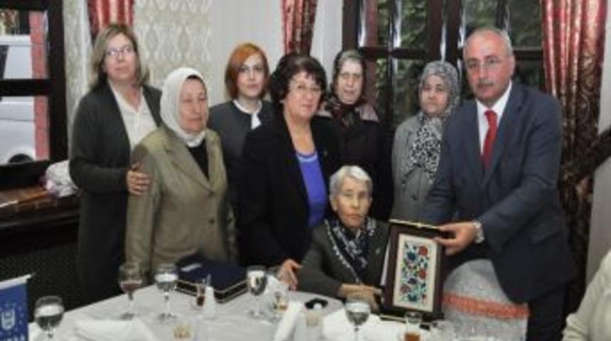 Kadın Meclisi Şehit Anneleri İle Beraber Anneler G&uuml;n&uuml;n&uuml; Kutladı