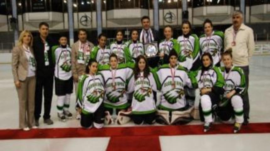 Narmanspor Bayan Buz Hokeyi Takımı T&uuml;rkiye &Uuml;&ccedil;&uuml;nc&uuml;s&uuml; Oldu