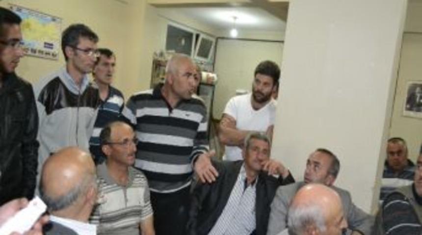 Ak Partililerin Kıraathane Ziyaretleri S&uuml;r&uuml;yor