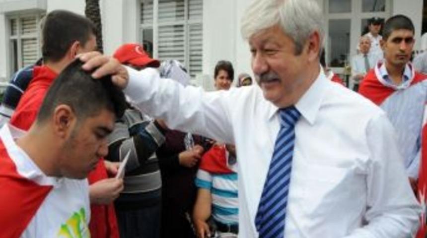 Başkan Akaydın Engelli Gen&ccedil;leri Askere Uğurladı