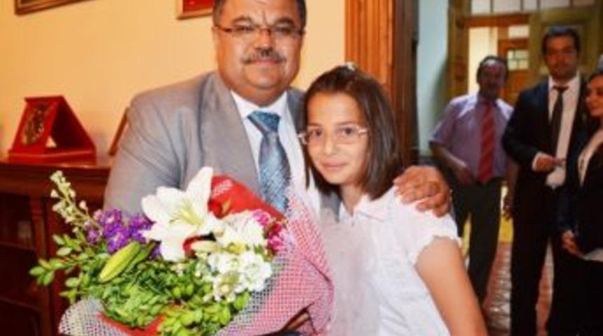 Minik &Ouml;ğrenciler Başkan Selim Yağcı'yı Makamında Ziyaret Ettiler