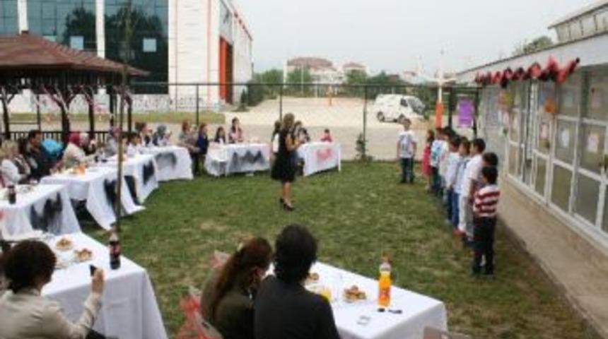 D&uuml;zce K&uuml;lt&uuml;r Koleji 2-b Sınıfı &Ouml;ğrencilerinden Anneler G&uuml;n&uuml; Etkinliği