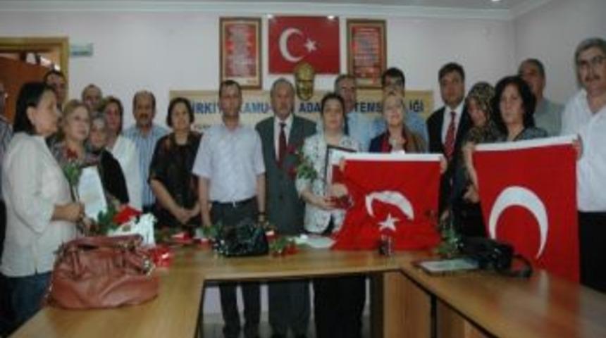 Kamu-sen Şehit Annelerini Ve Eşlerini &lsquo;yılın Annesi&rsquo; Se&ccedil;ti