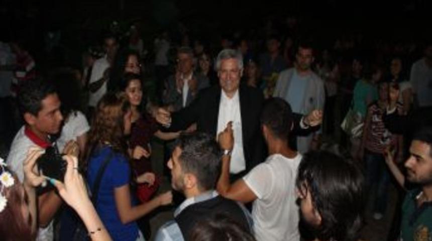 Rekt&ouml;r Kibar &Ouml;ğrencilerle &Ccedil;iftetelli Oynadı